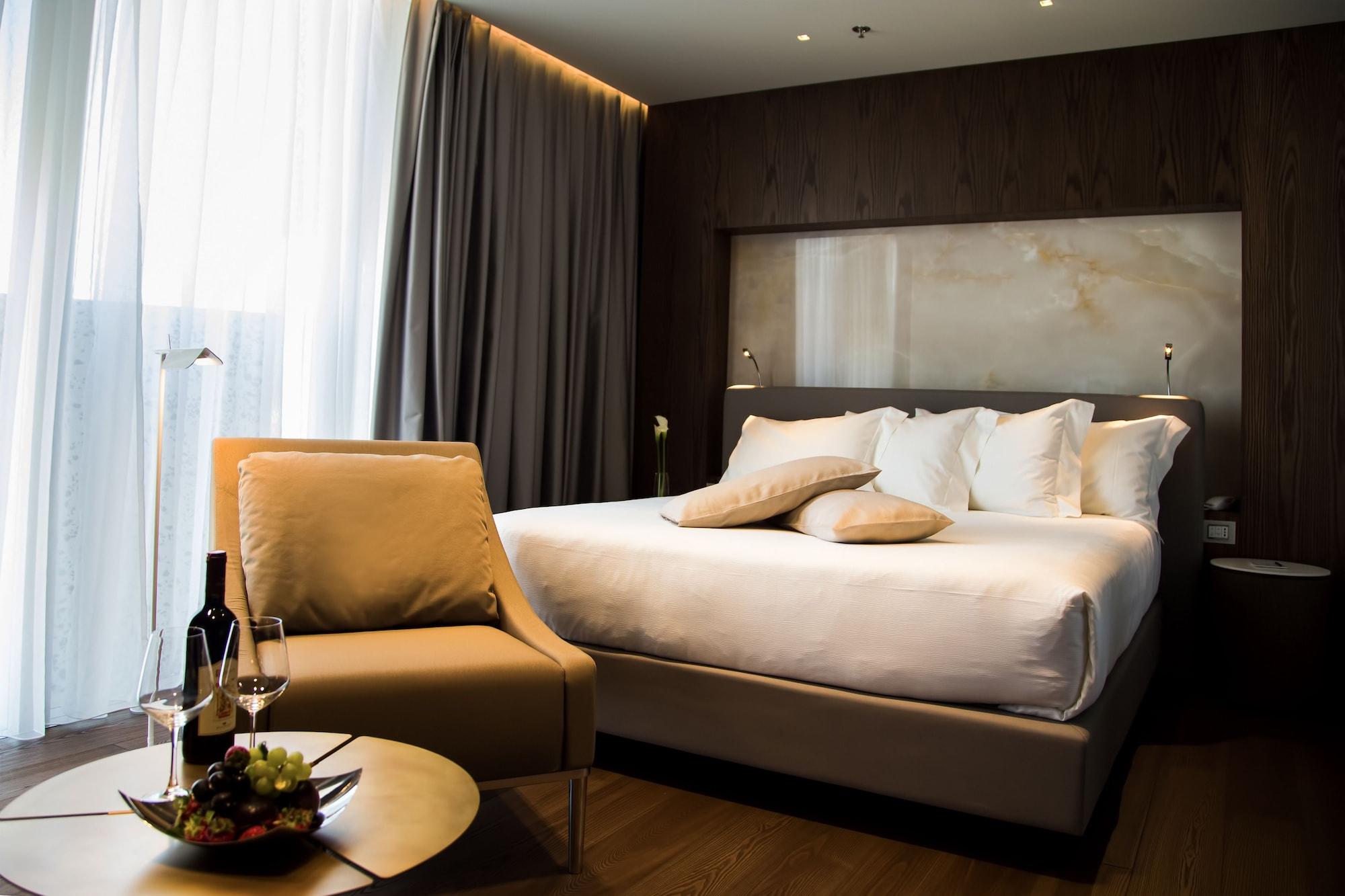 Maritim Plaza 5* Tirana